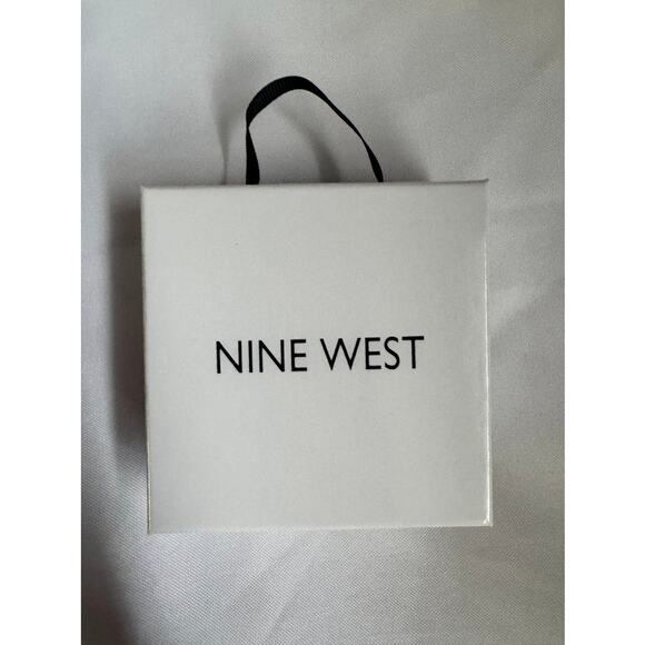 Nine West Silver-Toned Bracelet & Heart Earring Jewelry Gift Set NIB - Picture 4 of 9